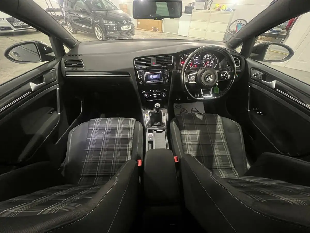 2013-volkswagen-golf-20tdi-gtd-5d-big-9