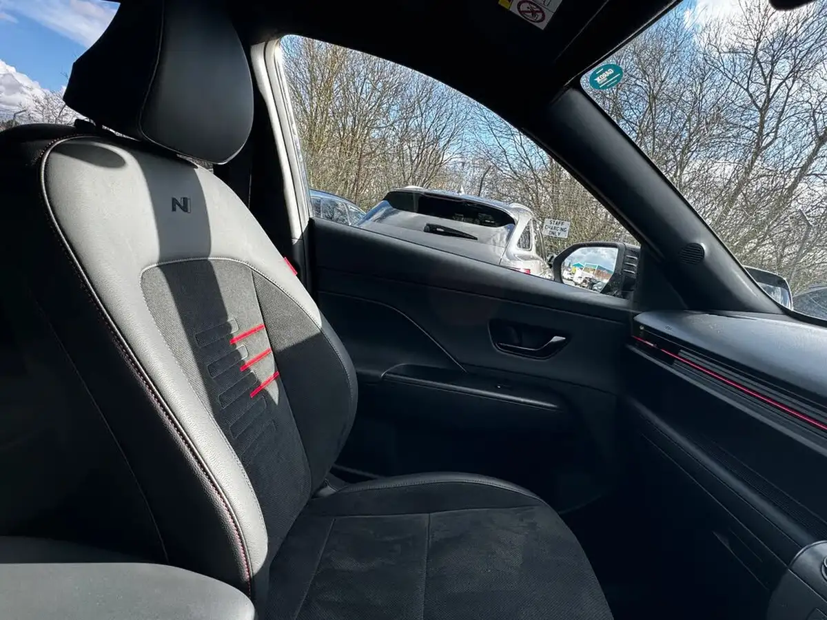 2024-hyundai-kona-10-t-gdi-n-line-s-100ps-two-tone-roof-big-25