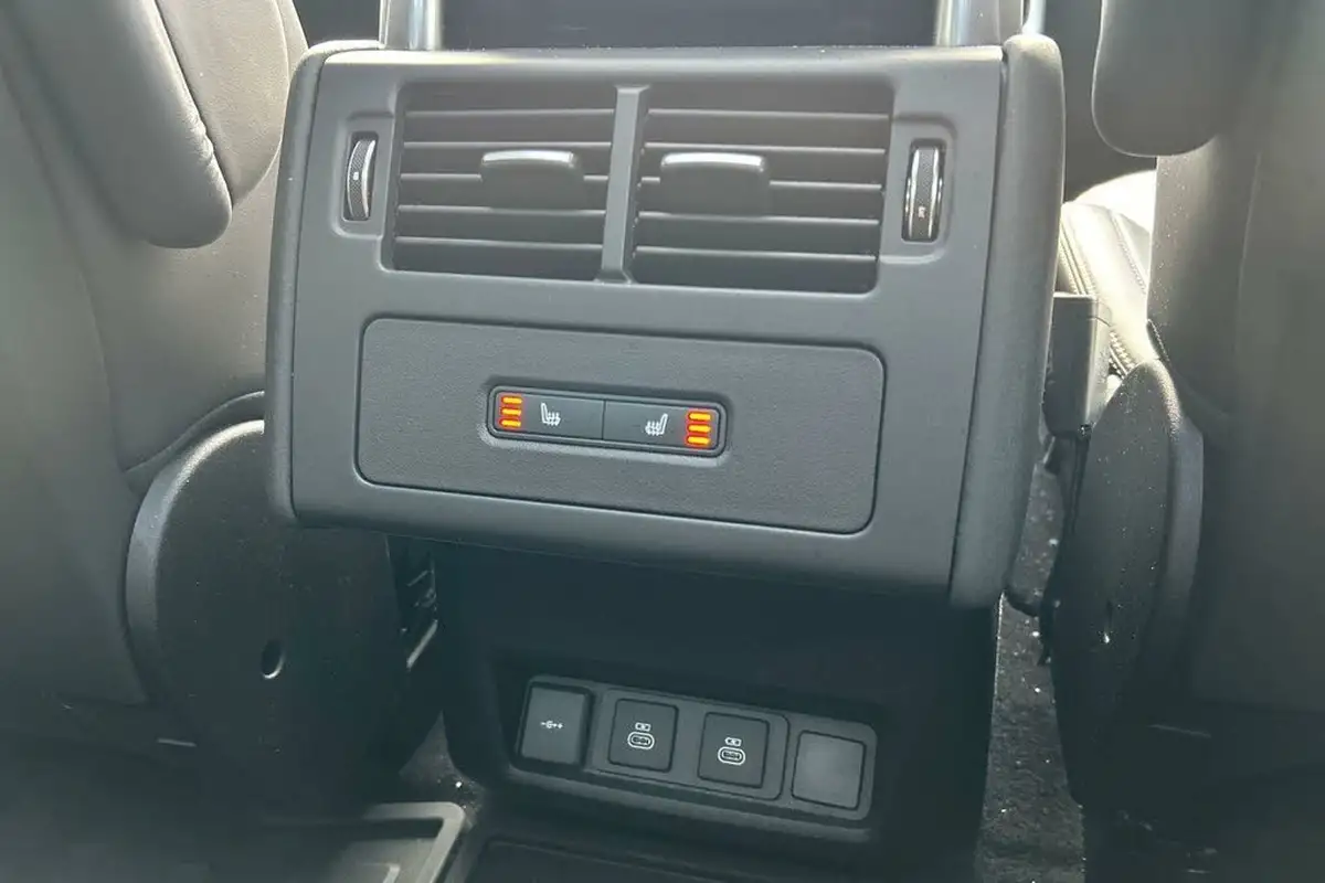 2024-land-rover-discovery-30-d300-dynamic-hse-big-30