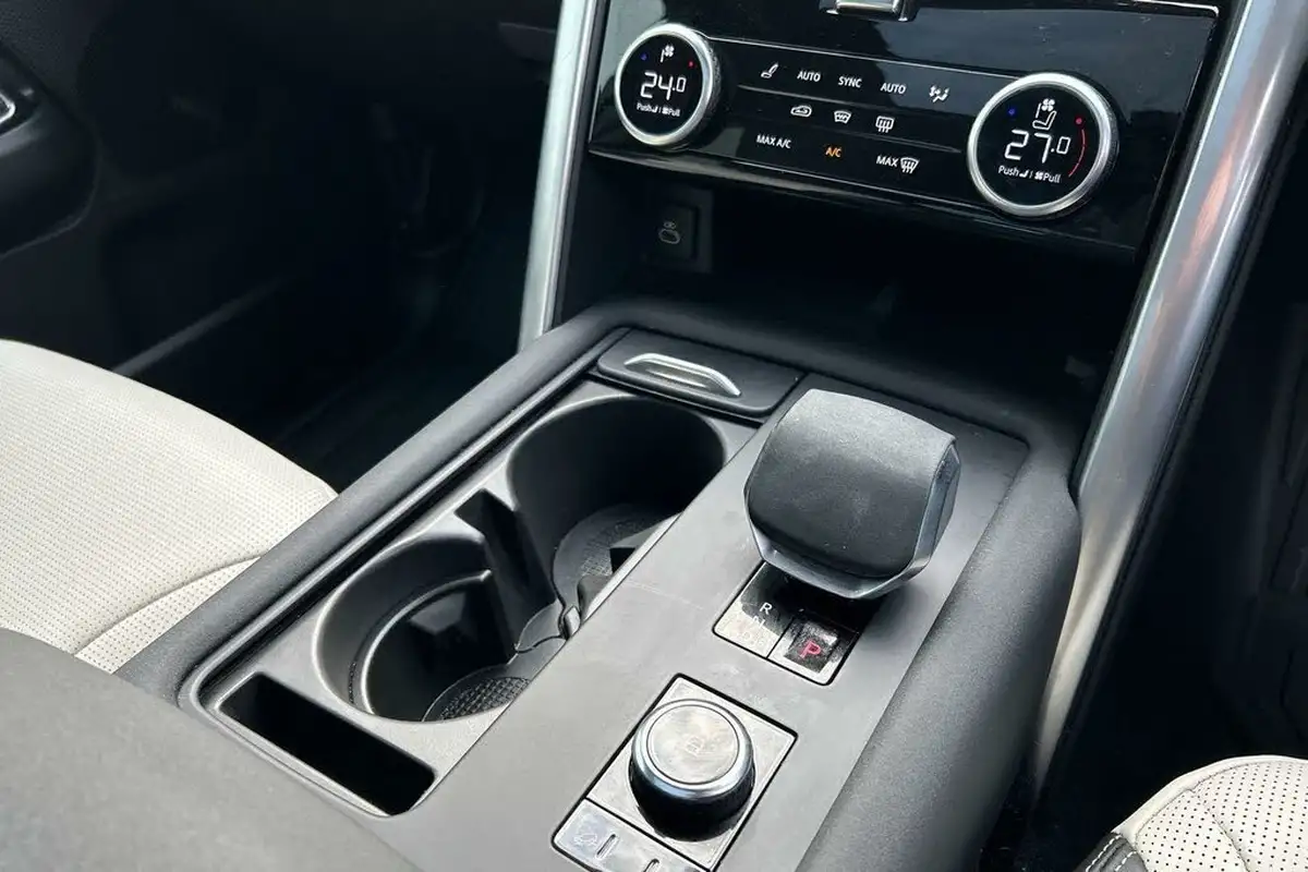 2024-land-rover-discovery-30-d300-dynamic-hse-big-52