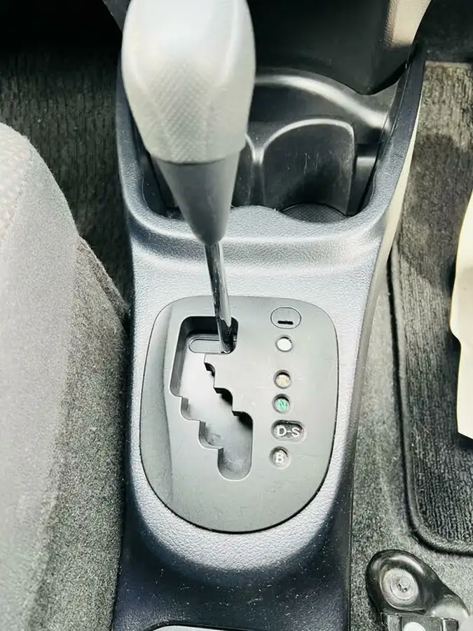2015-toyota-yaris-133-icon-vvt-i-nav-5d-cvt-big-15