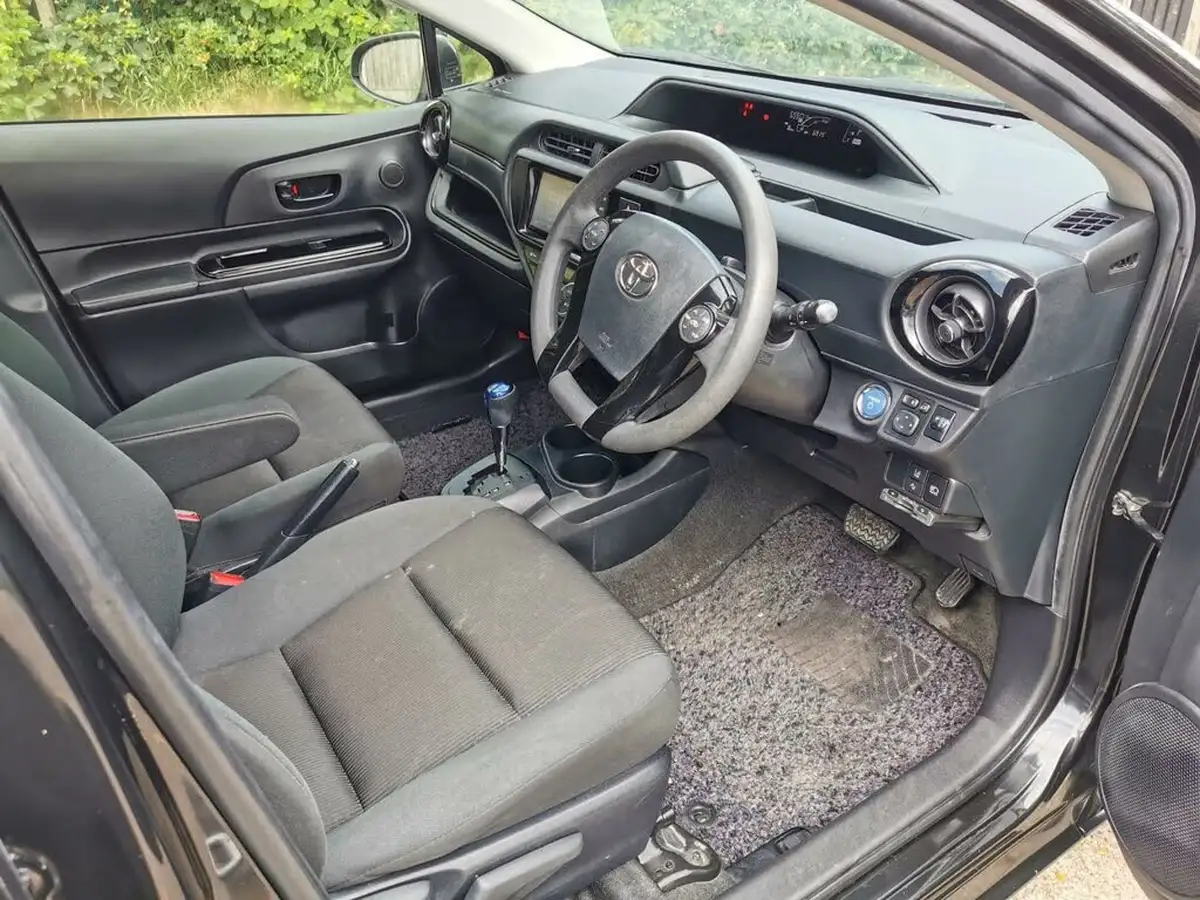 2016-toyota-aqua-15-hybrid-vvt-i-cvt-big-38