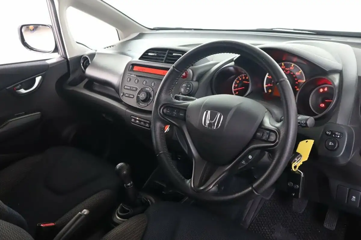 2013-honda-jazz-14-es-plus-big-14