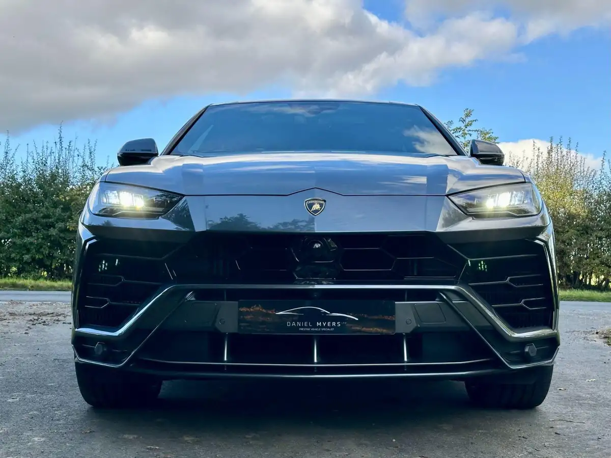 2023-lamborghini-urus-40-no-trim-big-9