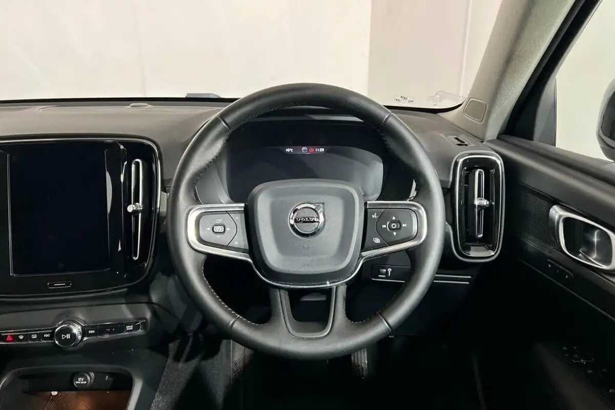 2019-volvo-xc40-20-t4-inscription-awd-big-11