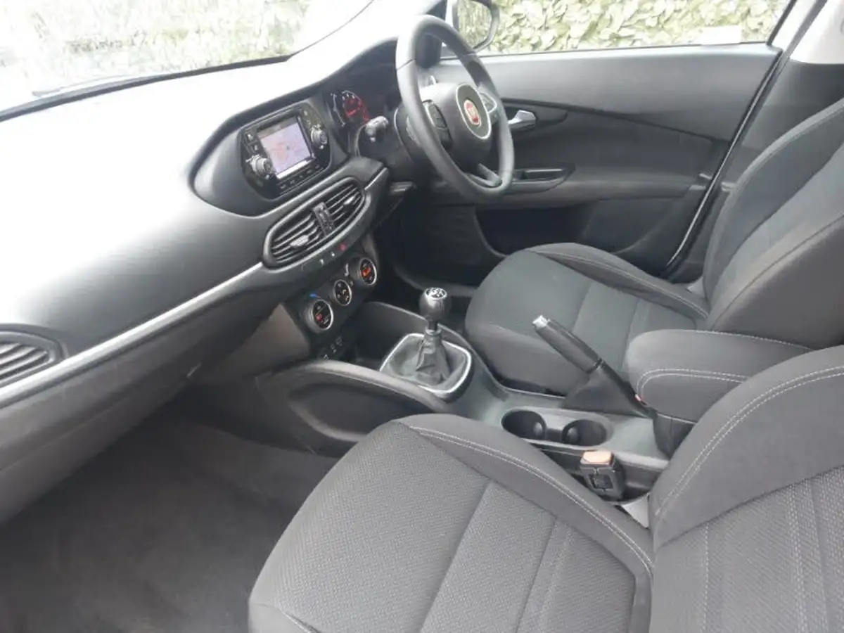 2017-fiat-tipo-14-lounge-hatchback-big-4