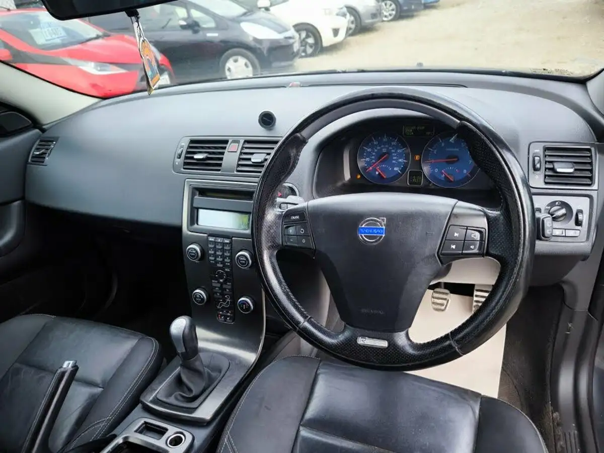 2010-volvo-c30-16-r-design-hatchback-3d-big-11
