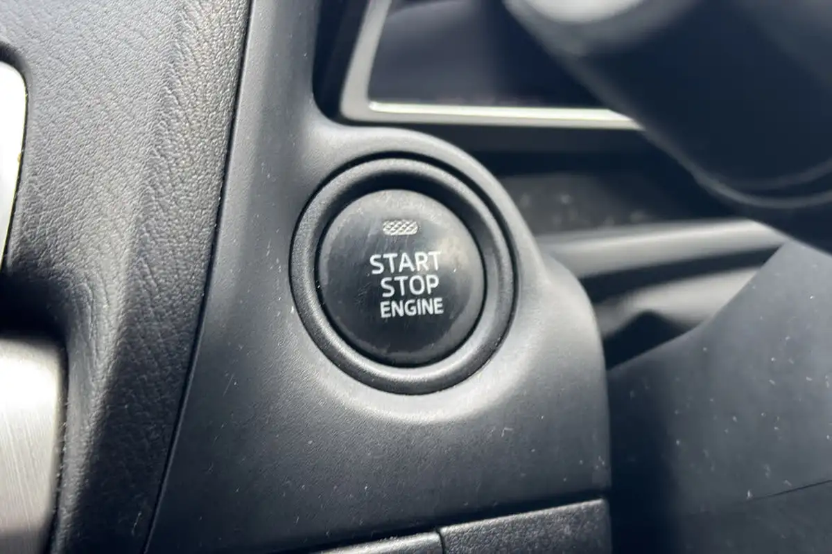 2015-mazda-mazda3-20-sport-nav-120ps-fastback-4d-big-20