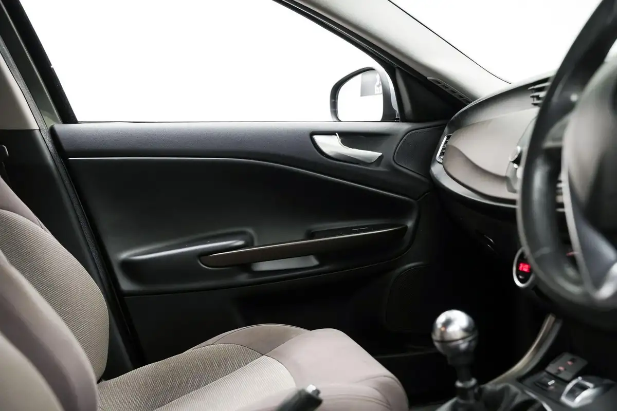 2014-alfa-romeo-giulietta-14-distinctive-multiair-170bhp-big-16