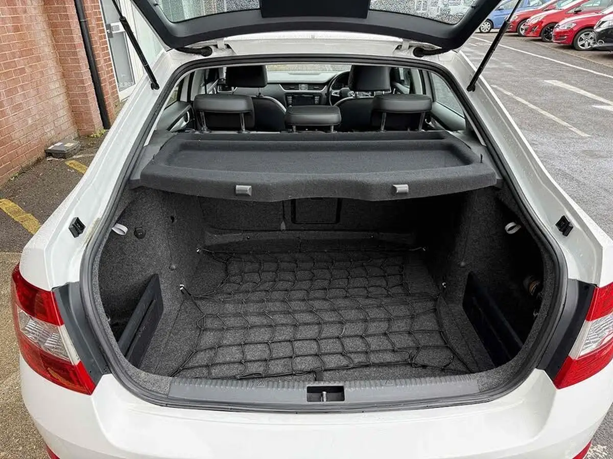 2013-skoda-octavia-20tdi-elegance-hatchback-big-22
