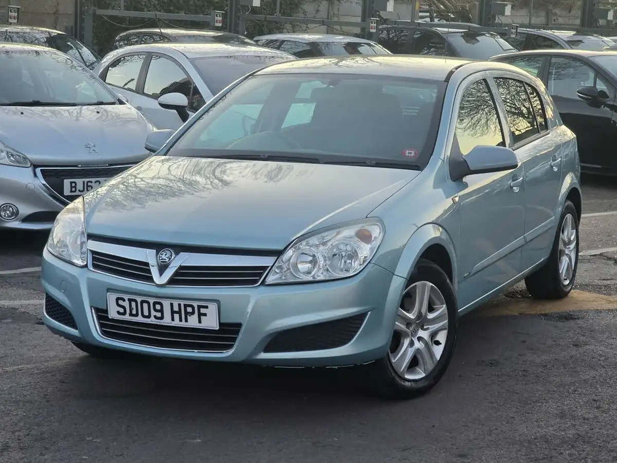 2009-vauxhall-astra-16-club-hatchback-big-3