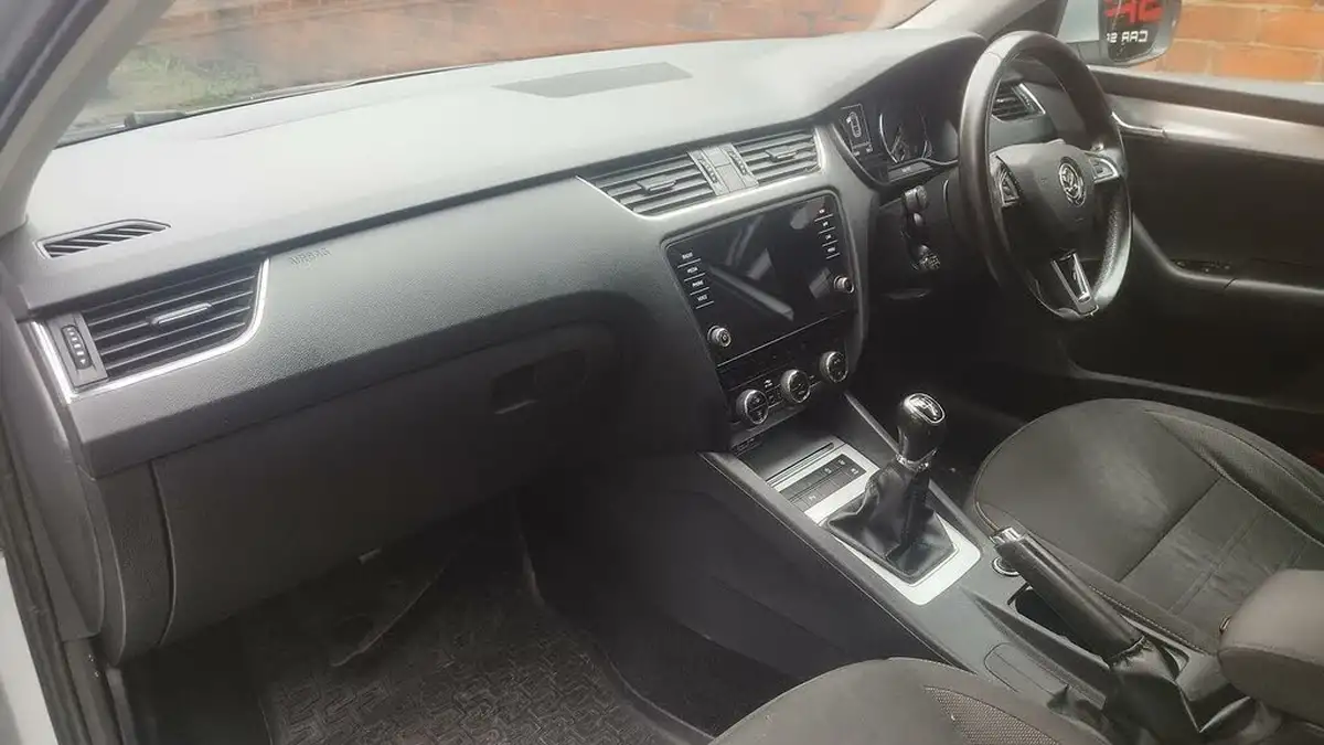 2019-skoda-octavia-16tdi-se-technology-hatchback-big-8