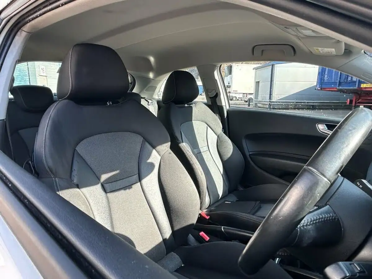 2015-audi-a1-10-sport-hatchback-3d-big-8