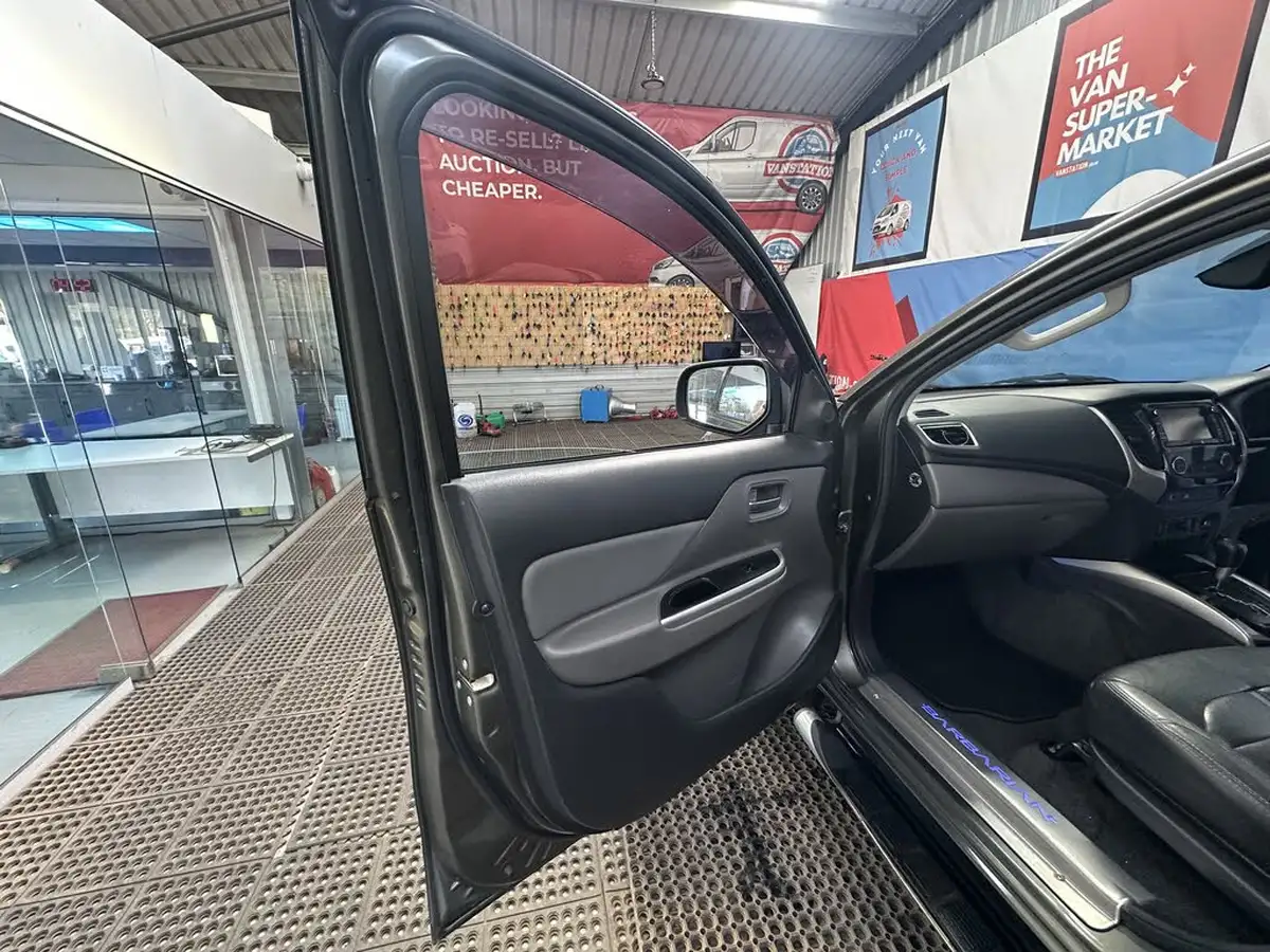 2016-mitsubishi-l200-24di-d-barbarian-auto-big-14
