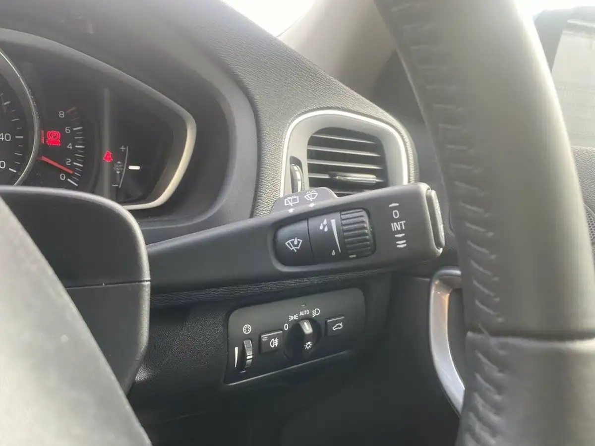 2019-volvo-v40-20-t2-momentum-edition-big-48