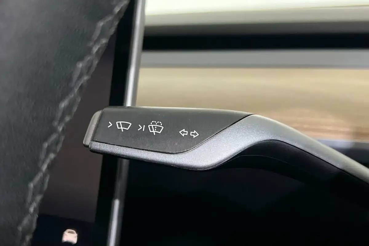 2022-tesla-model-y-e-long-range-big-23