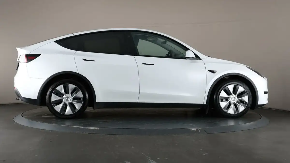 2022-tesla-model-y-e-rwd-big-53
