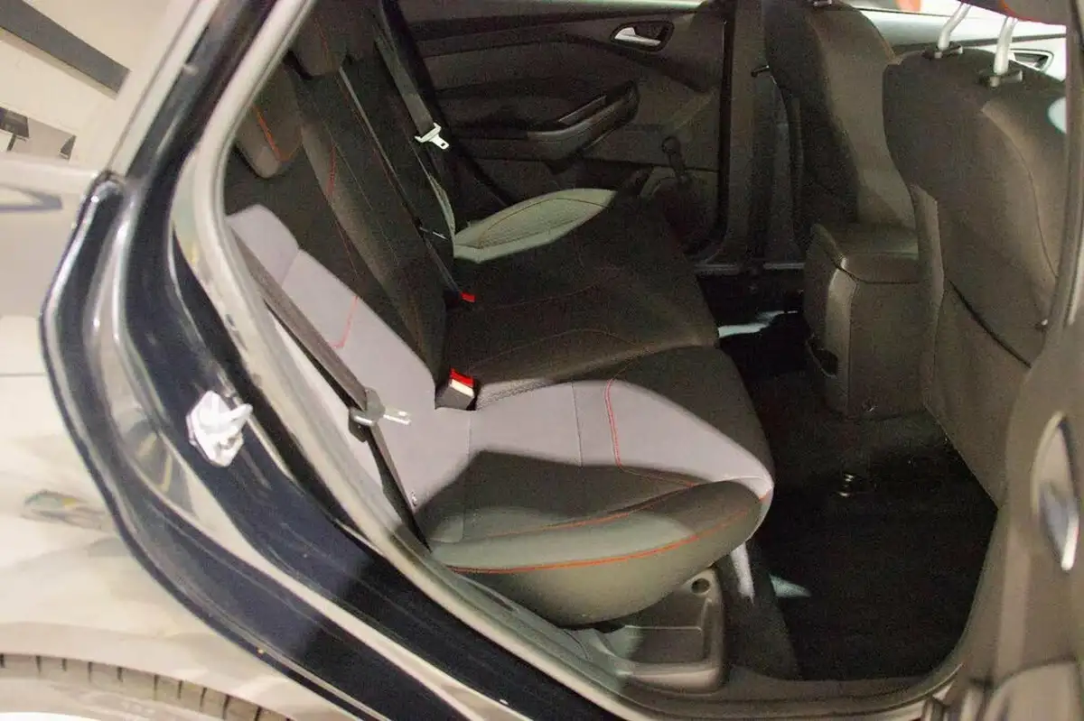 2017-ford-focus-10t-st-line-125ps-hatchback-big-11