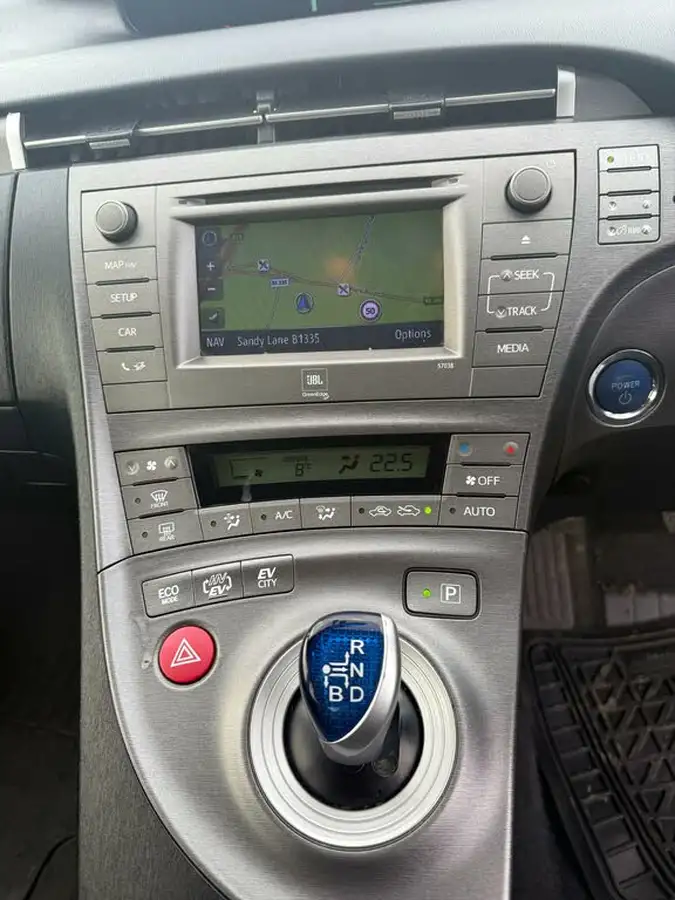 2014-toyota-prius-18-vvt-i-phev-big-7