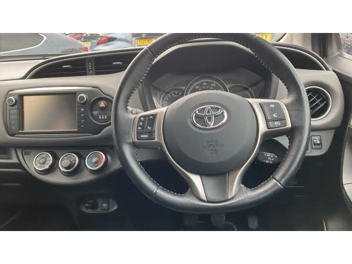 2017-toyota-yaris-133-icon-5d-big-5