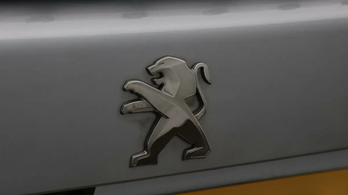 2021-peugeot-2008-suv-e-gt-big-21