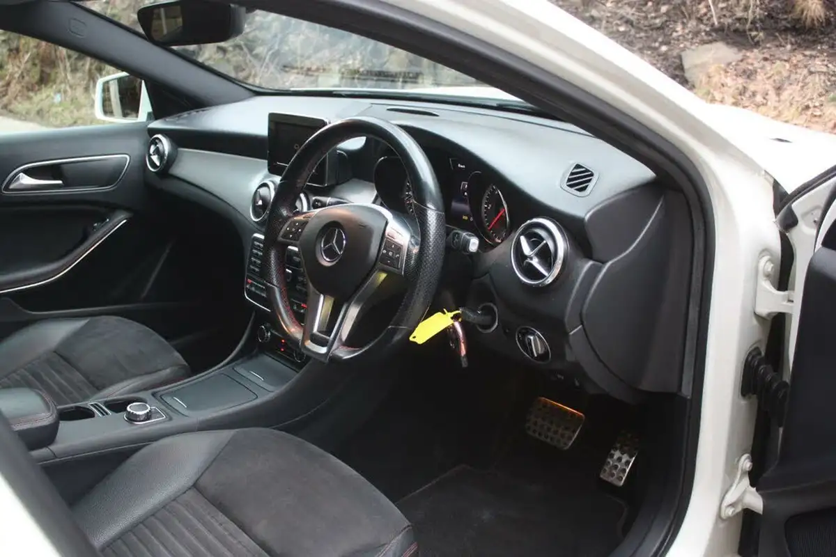 2014-mercedes-benz-gla-class-21cdi-amg-line-premium-package-170bhp-220-4matic-7g-dct-big-12
