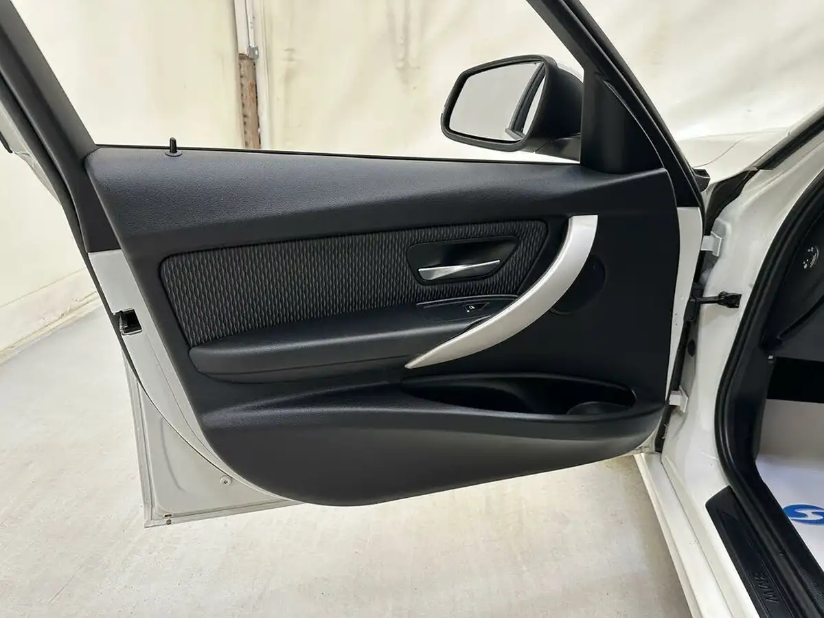 2016-bmw-3-series-15-318i-se-saloon-4d-big-28