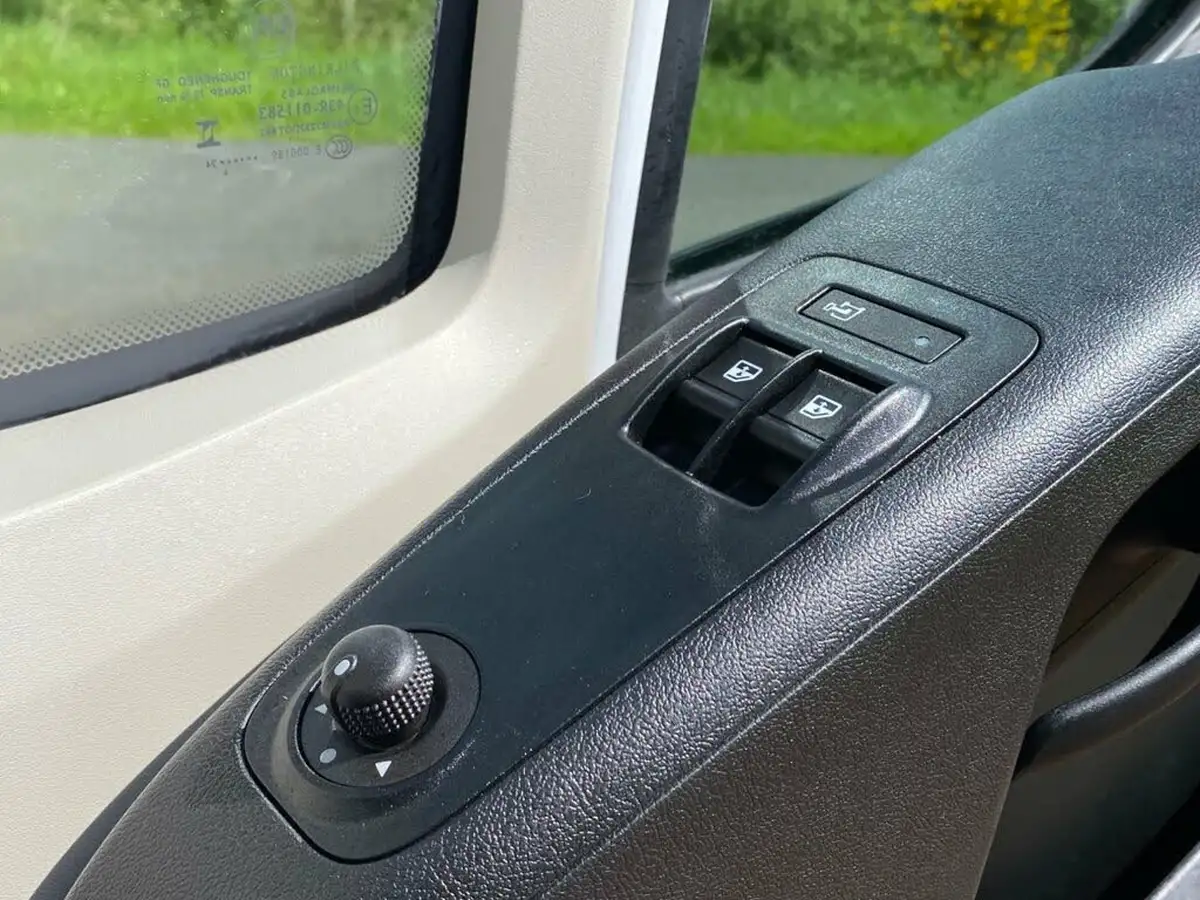 2024-peugeot-boxer-22-bluehdi-professional-premium-335-l3h2-panel-big-52