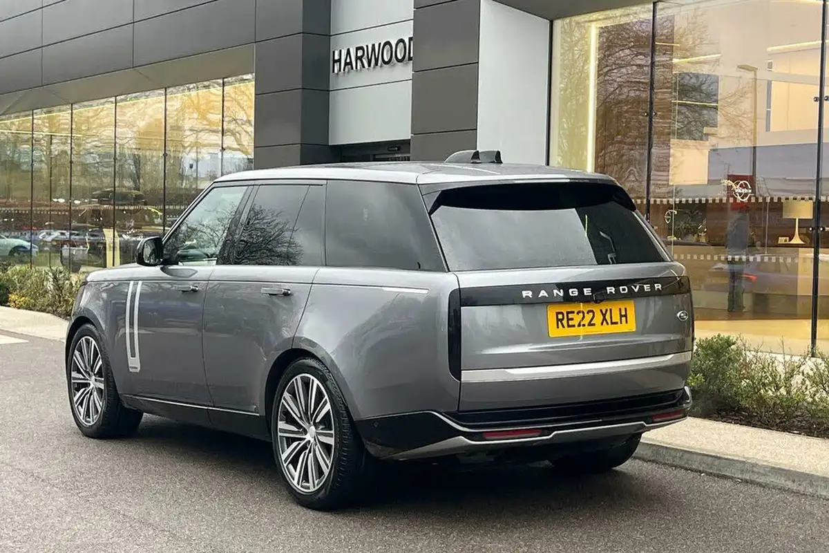 2022-land-rover-range-rover-30-p400-hse-big-14