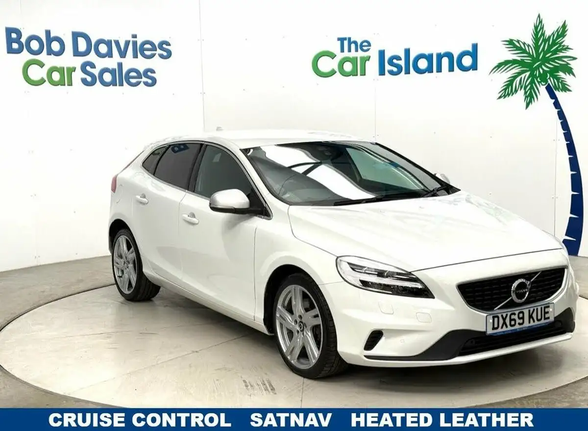 2019-volvo-v40-15-t2-r-design-edition-big-0