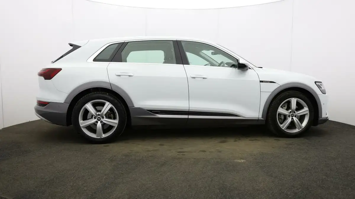 2021-audi-e-tron-50e-technik-station-wagon-big-49