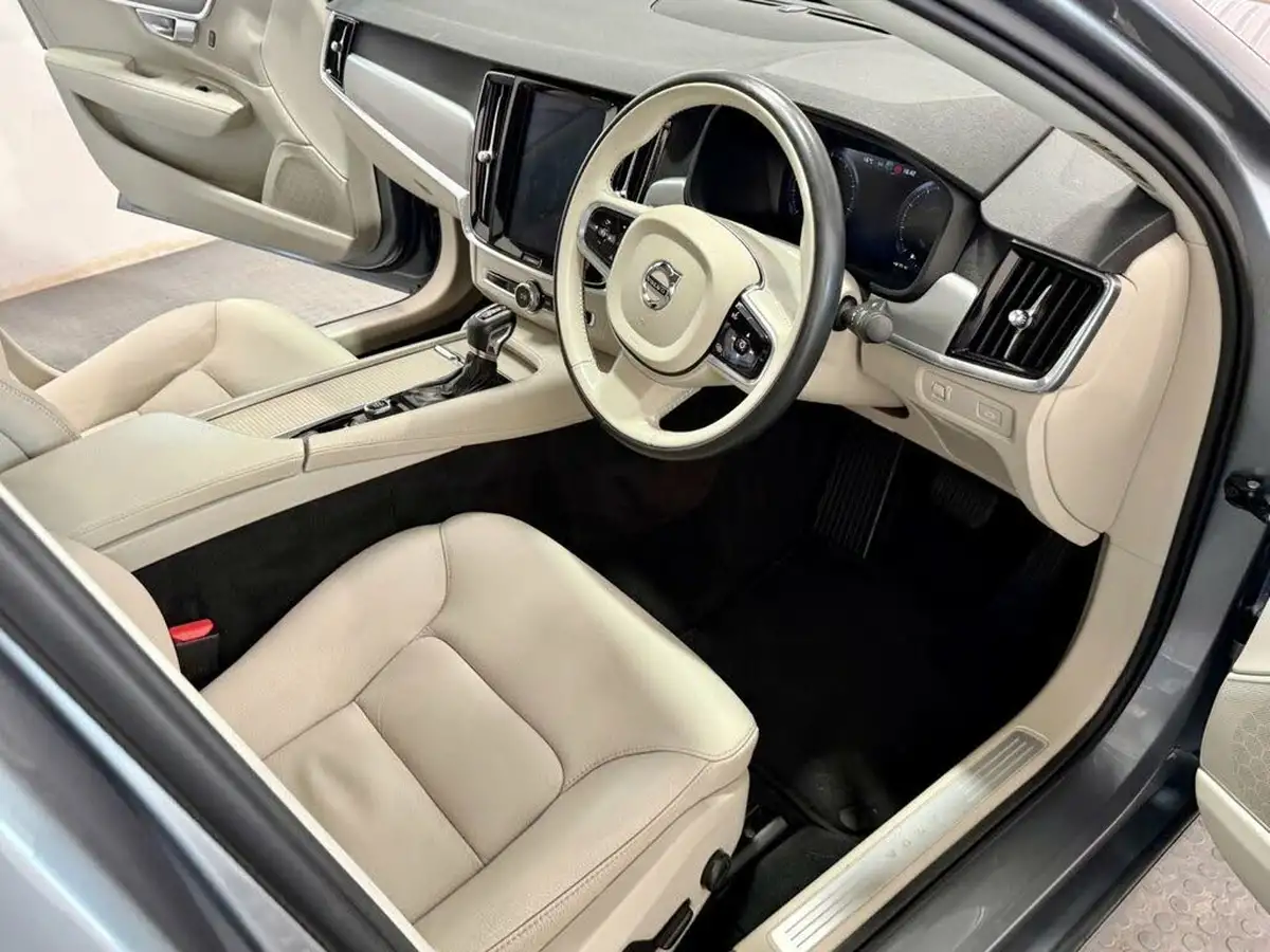 2019-volvo-s90-20-t4-momentum-big-29