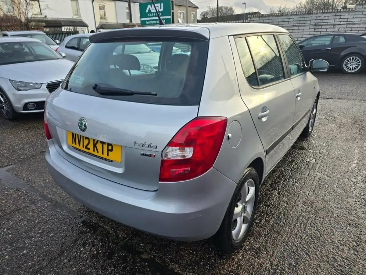 2012-skoda-fabia-12-se-70bhp-hatchback-1198cc-big-2