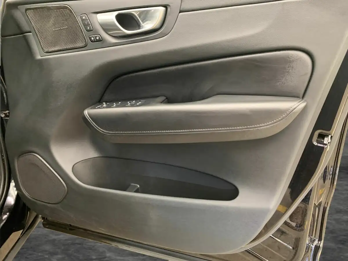 2023-volvo-xc60-20-b5-plus-big-40