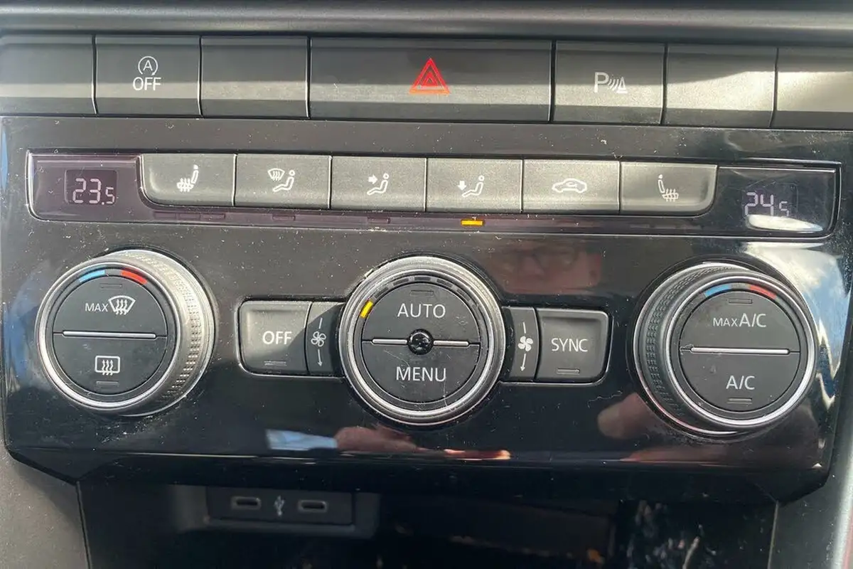 2021-volkswagen-t-roc-15-tsi-active-hatchback-5d-big-61