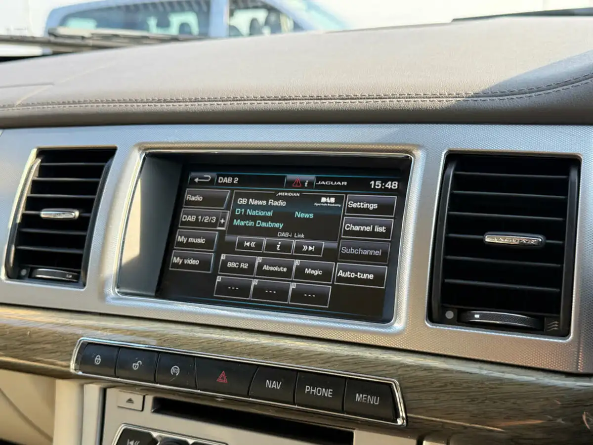 2014-jaguar-xf-30td-premium-luxury-saloon-4d-big-67