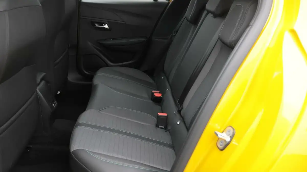 2023-peugeot-208-12-puretech-allure-premium-100ps-eat8-big-16