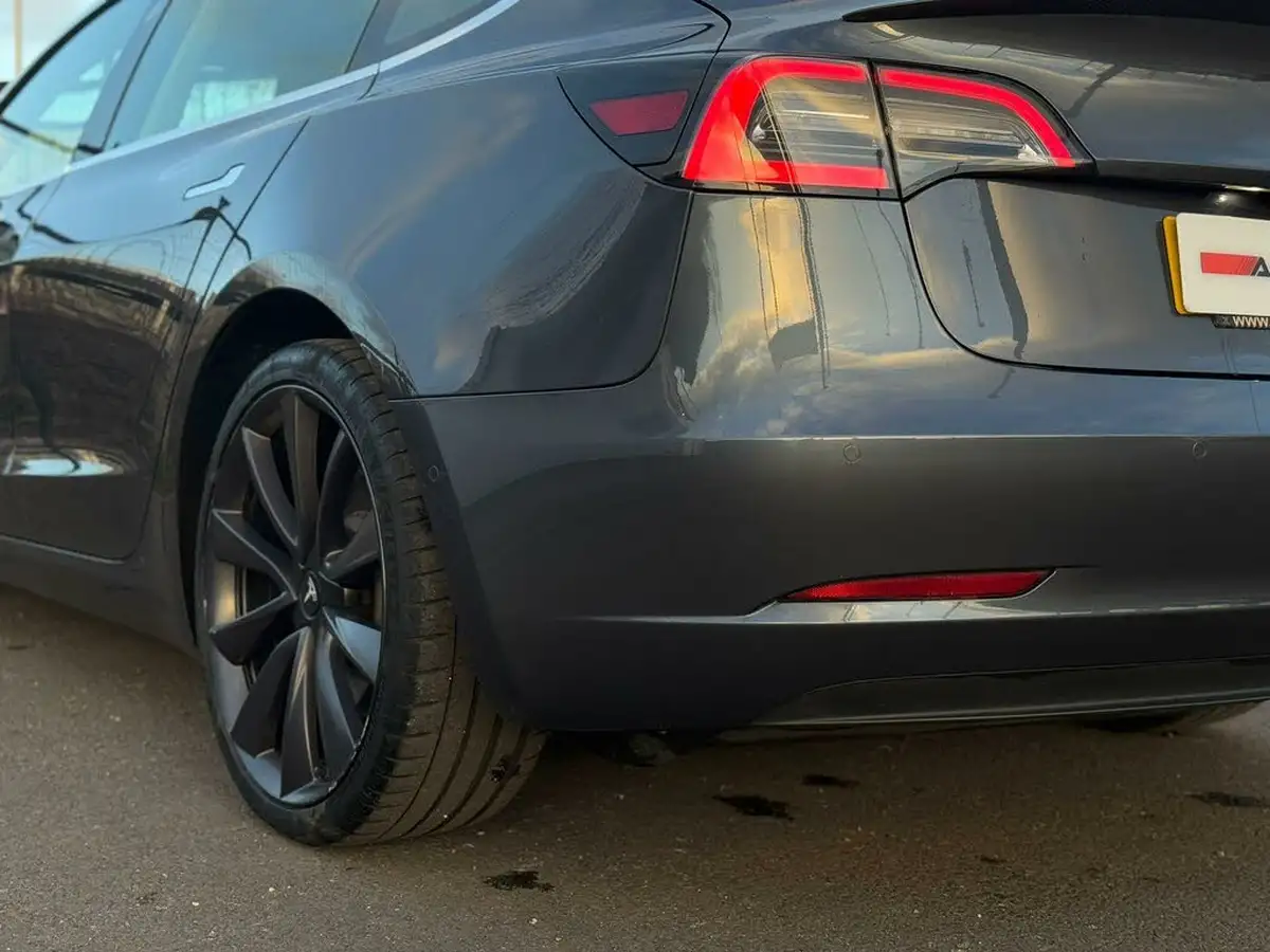 2020-tesla-model-3-e-performance-big-11