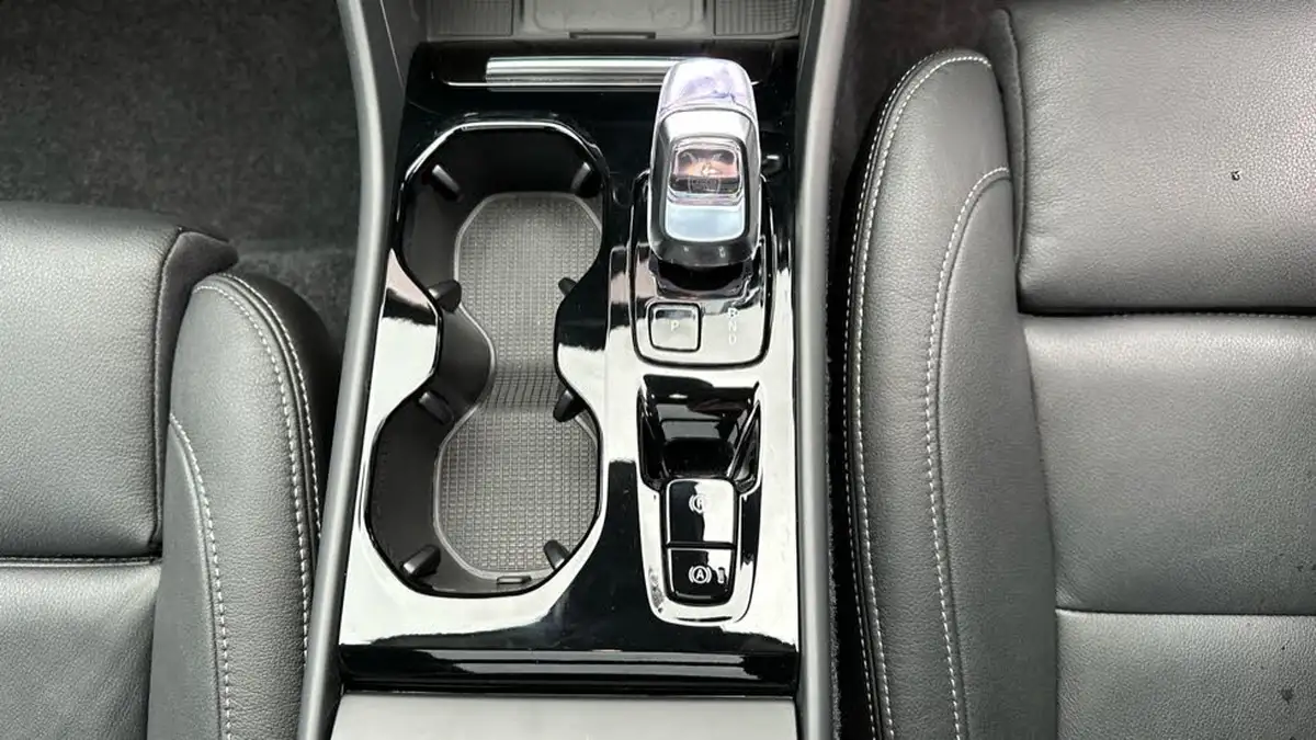 2025-volvo-xc40-20-b3-ultra-dark-big-45