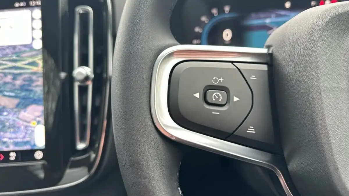 2025-volvo-xc40-20-b3-ultra-dark-big-17