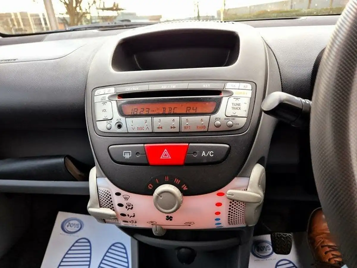 2009-toyota-aygo-10-aygo-blue-5d-big-17