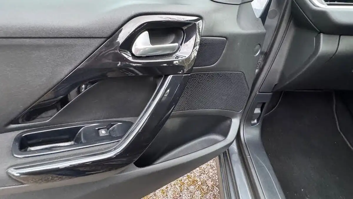 2013-peugeot-208-14td-access-14hdi-3d-big-25