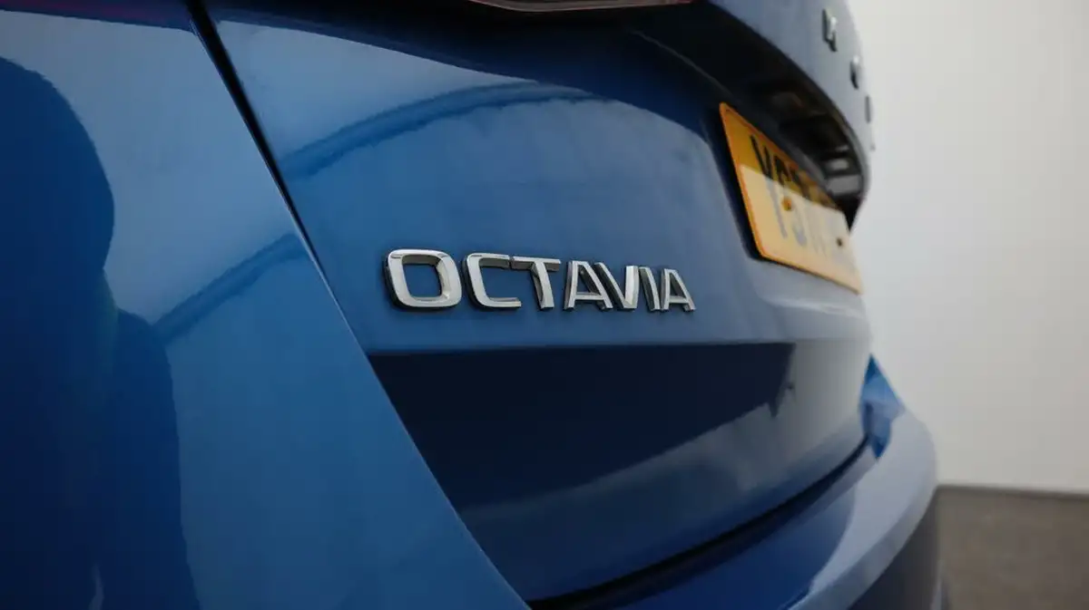 2022-skoda-octavia-10-tsi-se-technology-109ps-hatchback-big-20