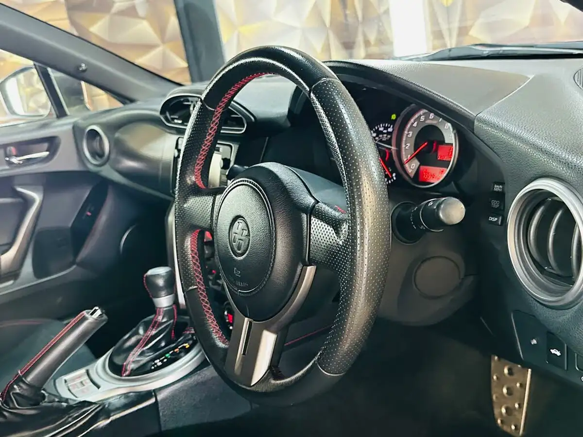 2015-toyota-gt86-big-16