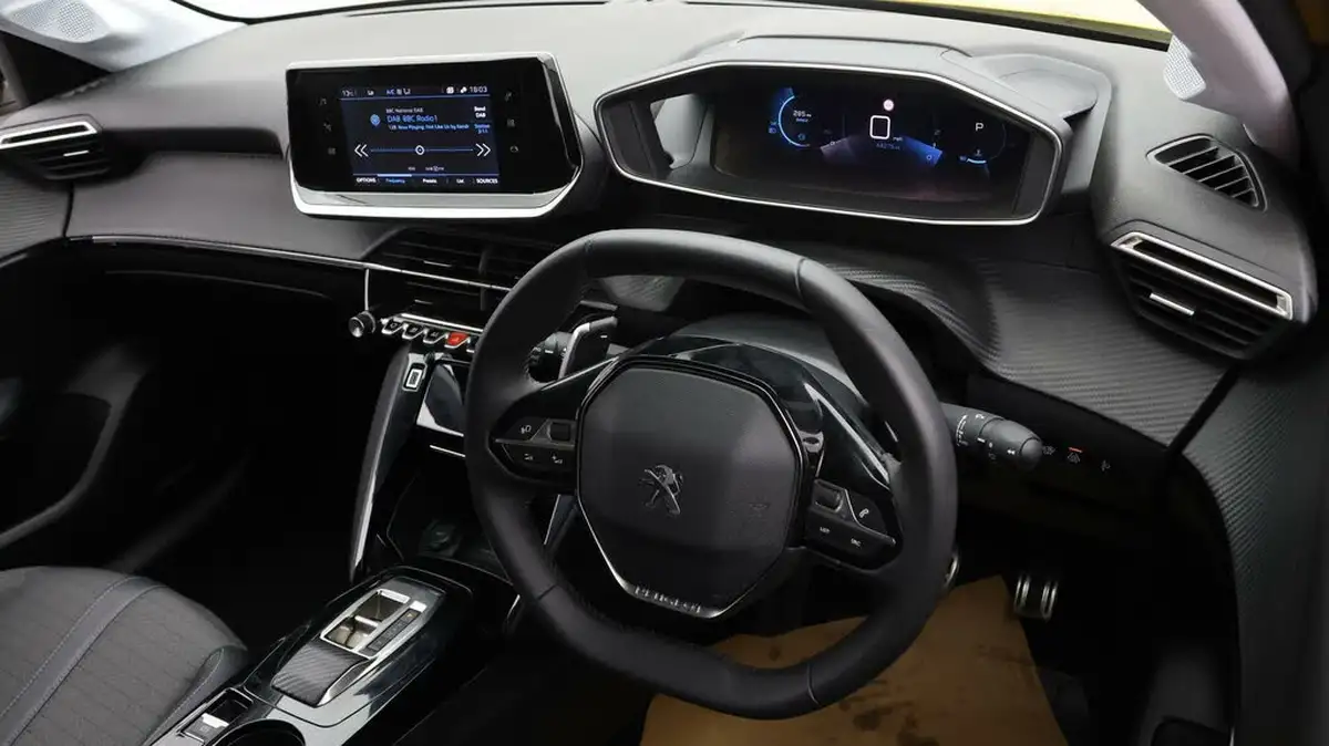 2023-peugeot-208-12-puretech-allure-premium-130ps-eat8-big-8
