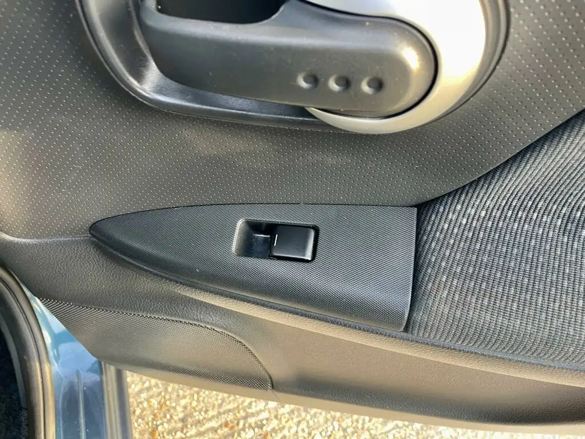 2012-nissan-note-14-n-tec-big-30