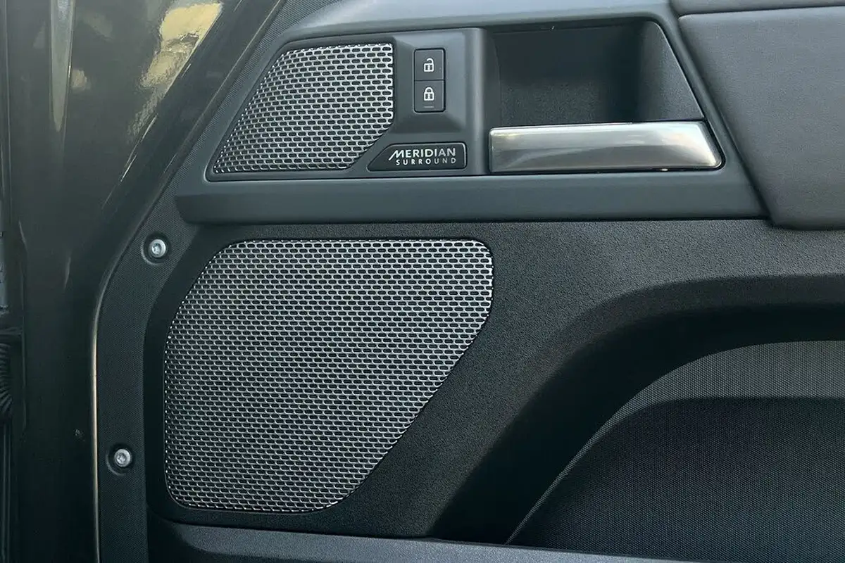 2023-land-rover-110-defender-20-p400e-x-big-55
