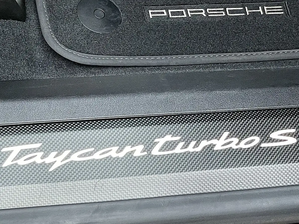 2021-porsche-taycan-e-turbo-s-big-17
