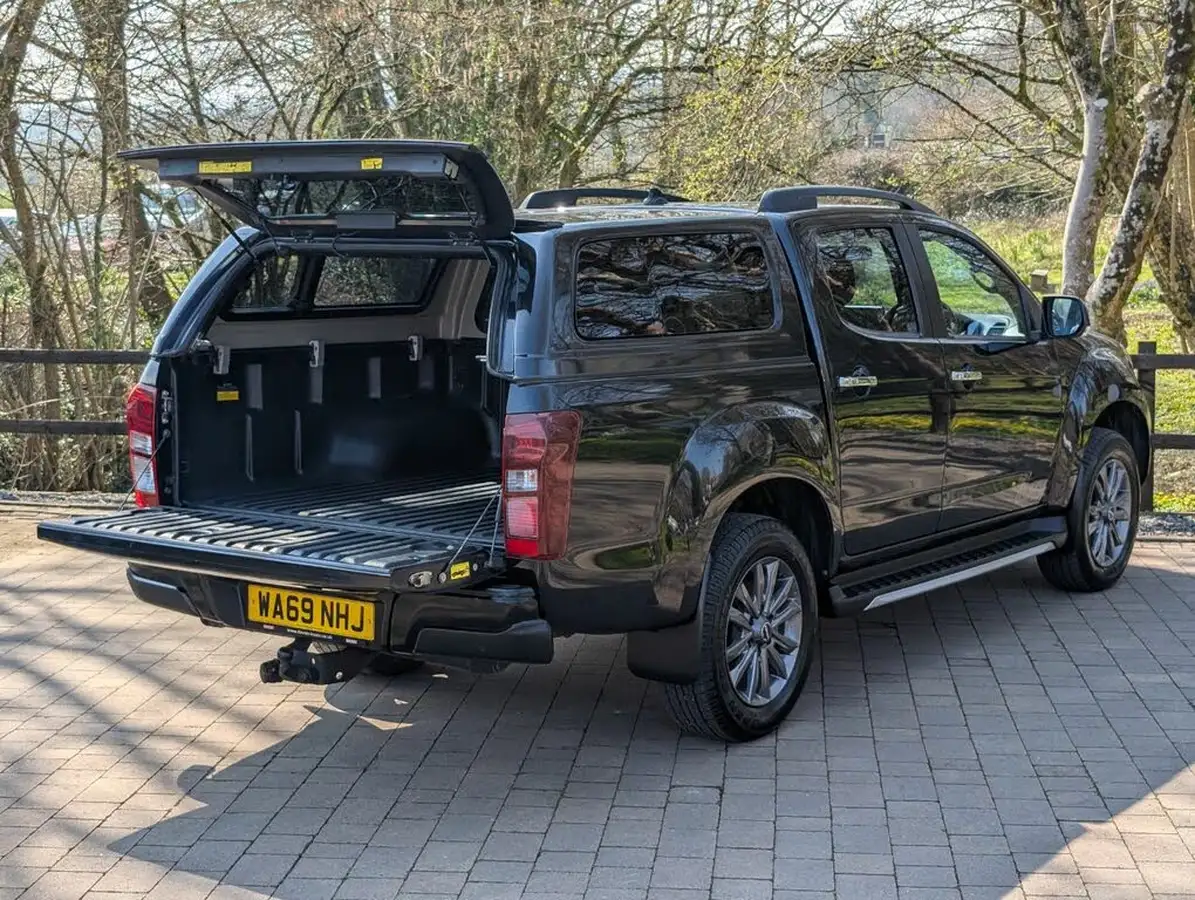 2019-isuzu-d-max-19td-blade-auto-big-7