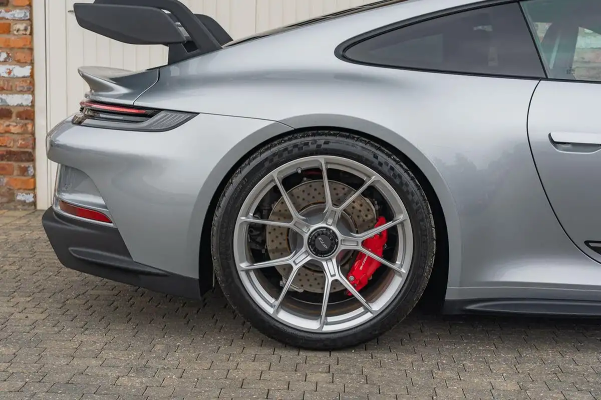 2021-porsche-911-40-gt3-rwd-big-25